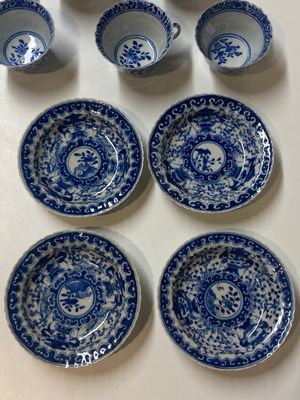 Cinq tasses et quatre soucoupes en porcelaine de Chine en bleu et blanc à décor de garçons portant un vase, marque de Kangxi, Guangxu — photo 2