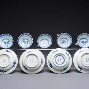 Cinq tasses et quatre soucoupes en porcelaine de Chine en bleu et blanc à décor de garçons portant un vase, marque de Kangxi, Guangxu — photo 3
