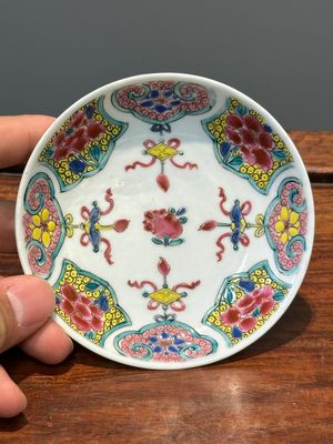 Cinq tasses et six soucoupes en porcelaine de Chine famille rose à décor floral, Yongzheng/Qianlong — photo 1
