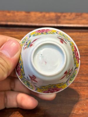 Cinq tasses et six soucoupes en porcelaine de Chine famille rose à décor floral, Yongzheng/Qianlong — photo 15