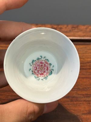 Cinq tasses et six soucoupes en porcelaine de Chine famille rose à décor floral, Yongzheng/Qianlong — photo 16
