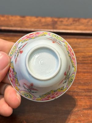 Cinq tasses et six soucoupes en porcelaine de Chine famille rose à décor floral, Yongzheng/Qianlong — photo 18