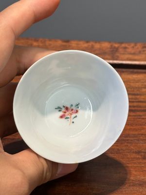 Cinq tasses et six soucoupes en porcelaine de Chine famille rose à décor floral, Yongzheng/Qianlong — photo 22