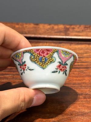 Cinq tasses et six soucoupes en porcelaine de Chine famille rose à décor floral, Yongzheng/Qianlong — photo 23