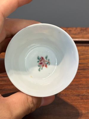 Cinq tasses et six soucoupes en porcelaine de Chine famille rose à décor floral, Yongzheng/Qianlong — photo 25