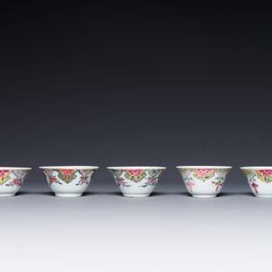 Cinq tasses et six soucoupes en porcelaine de Chine famille rose à décor floral, Yongzheng/Qianlong — photo 5
