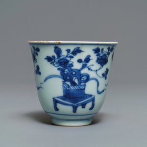 Cinq tasses et soucoupes en porcelaine de Chine bleu et blanc, Kangxi — photo 5