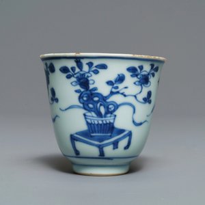 Cinq tasses et soucoupes en porcelaine de Chine bleu et blanc, Kangxi — photo 7