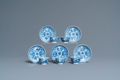 Cinq tasses et soucoupes en porcelaine de Chine en bleu et blanc, Kangxi