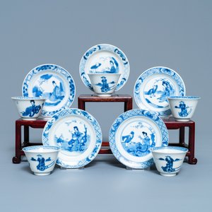Cinq tasses et soucoupes en porcelaine de Chine en bleu et blanc, marque de Chenghua, Kangxi — photo 1