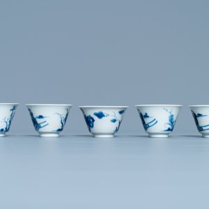 Cinq tasses et soucoupes en porcelaine de Chine en bleu et blanc, marque de Chenghua, Kangxi — photo 6