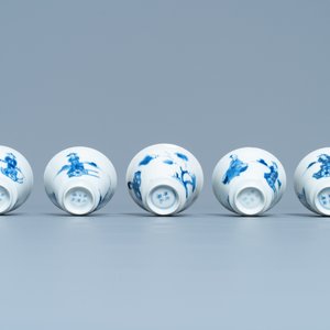 Cinq tasses et soucoupes en porcelaine de Chine en bleu et blanc, marque de Chenghua, Kangxi — photo 8