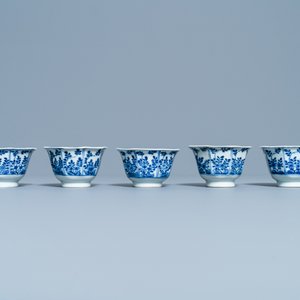 Cinq tasses et soucoupes en porcelaine de Chine en bleu et blanc, marque de Kangxi, 19ème — photo 4