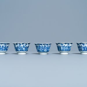 Cinq tasses et soucoupes en porcelaine de Chine en bleu et blanc, marque de Kangxi, 19ème — photo 5