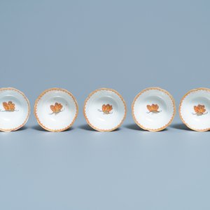 Cinq tasses et soucoupes en porcelaine de Chine en rouge de fer et doré, Yongzheng/Qianlong — photo 8