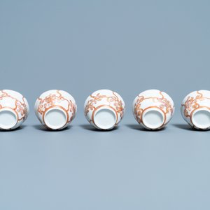 Cinq tasses et soucoupes en porcelaine de Chine en rouge de fer et doré, Yongzheng/Qianlong — photo 9