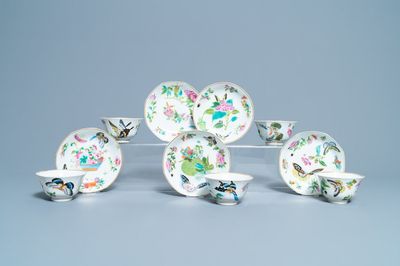 Cinq tasses et soucoupes en porcelaine de Chine famille rose à décor de papillons, 19ème