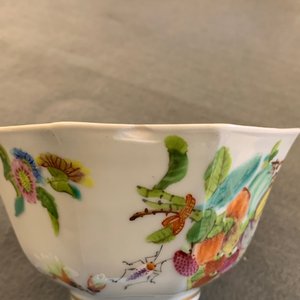 Cinq tasses et soucoupes en porcelaine de Chine famille rose à décor de papillons, 19ème — photo 18