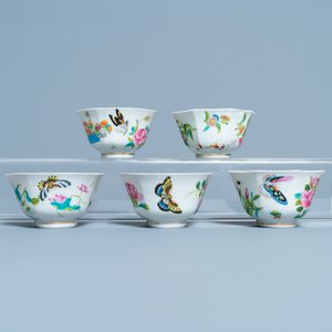 Cinq tasses et soucoupes en porcelaine de Chine famille rose à décor de papillons, 19ème — photo 8