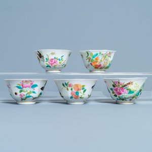 Cinq tasses et soucoupes en porcelaine de Chine famille rose à décor de papillons, 19ème — photo 9