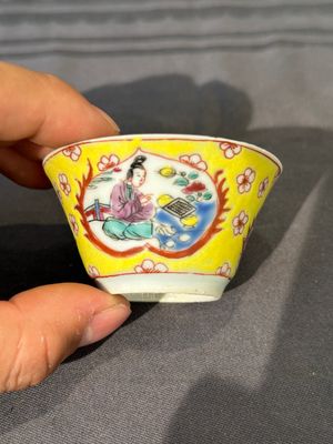 Cinq tasses et soucoupes en porcelaine de Chine famille rose à décor des 'quatre arts 四藝' sur fond jaune, Yongzheng — photo 17