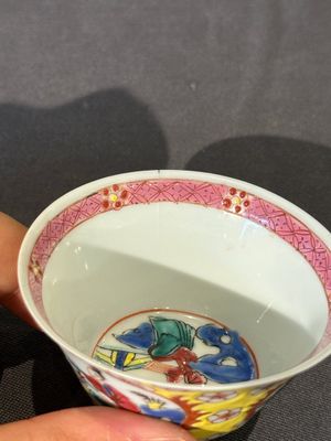 Cinq tasses et soucoupes en porcelaine de Chine famille rose à décor des 'quatre arts 四藝' sur fond jaune, Yongzheng — photo 23