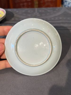 Cinq tasses et soucoupes en porcelaine de Chine famille rose à décor des 'quatre arts 四藝' sur fond jaune, Yongzheng — photo 10