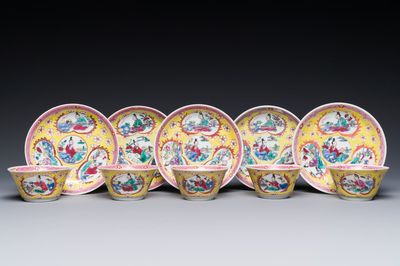 Cinq tasses et soucoupes en porcelaine de Chine famille rose à décor des 'quatre arts 四藝' sur fond jaune, Yongzheng