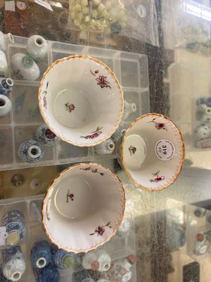 Cinq tasses et soucoupes en porcelaine de Chine famille rose à décor d'un héron mangeant un poisson, Qianlong — photo 3