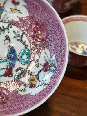 Cinq tasses et soucoupes en porcelaine de Chine famille rose à décor figuratif, Yongzheng — photo 4