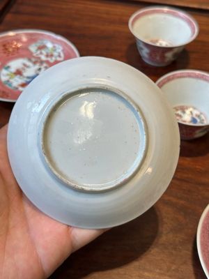 Cinq tasses et soucoupes en porcelaine de Chine famille rose à décor figuratif, Yongzheng — photo 5