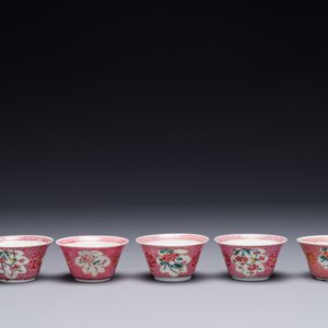 Cinq tasses et soucoupes en porcelaine de Chine famille rose à décor figuratif, Yongzheng — photo 3