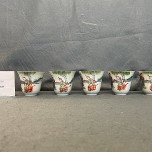 Cinq tasses et soucoupes en porcelaine de Chine famille rose, marque et époque de Tongzhi — photo 19