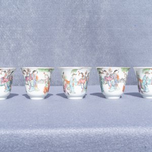 Cinq tasses et soucoupes en porcelaine de Chine famille rose, marque et époque de Tongzhi — photo 14