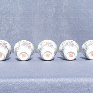 Cinq tasses et soucoupes en porcelaine de Chine famille rose, marque et époque de Tongzhi — photo 16