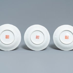 Cinq tasses et soucoupes en porcelaine de Chine famille rose, marque et époque de Tongzhi — photo 3