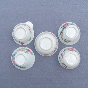 Cinq tasses et soucoupes en porcelaine de Chine famille rose, Yongzheng/Qianlong — photo 11