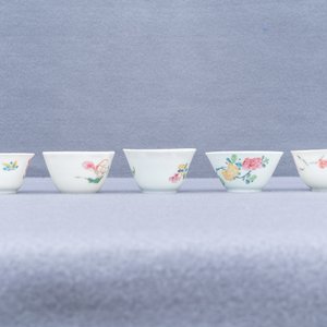 Cinq tasses et soucoupes en porcelaine de Chine famille rose, Yongzheng/Qianlong — photo 21