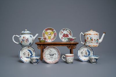 Cinq tasses et soucoupes et deux théières en porcelaine de Chine famille rose, Yongzheng/Qianlong