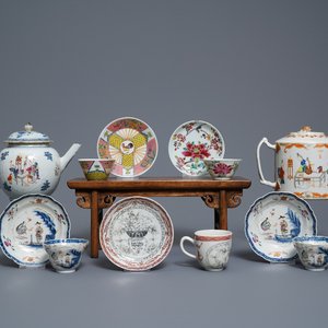 Cinq tasses et soucoupes et deux théières en porcelaine de Chine famille rose, Yongzheng/Qianlong — photo 1