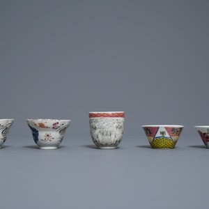 Cinq tasses et soucoupes et deux théières en porcelaine de Chine famille rose, Yongzheng/Qianlong — photo 5