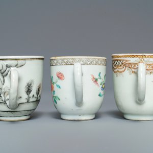 Cinq tasses et soucoupes et une théière en porcelaine de Chine famille rose et grisaille, Yongzheng/Qianlong — photo 20