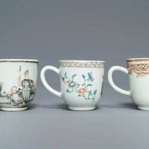 Cinq tasses et soucoupes et une théière en porcelaine de Chine famille rose et grisaille, Yongzheng/Qianlong — photo 21