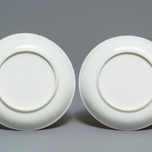 Cinq tasses et soucoupes et une théière en porcelaine de Chine famille rose et grisaille, Yongzheng/Qianlong — photo 3