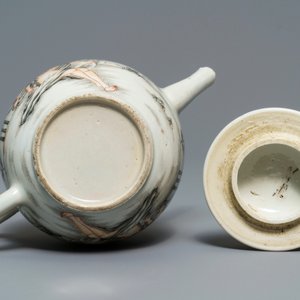 Cinq tasses et soucoupes et une théière en porcelaine de Chine famille rose et grisaille, Yongzheng/Qianlong — photo 10