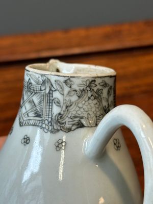 Cinq tasses et une verseuse en porcelaine de Chine en grisaille, Qianlong — photo 12