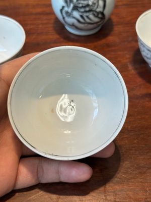 Cinq tasses et une verseuse en porcelaine de Chine en grisaille, Qianlong — photo 5