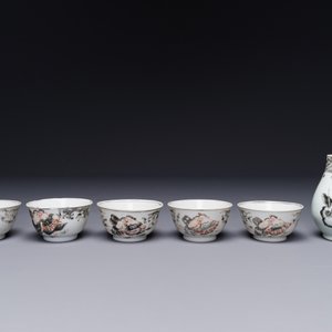 Cinq tasses et une verseuse en porcelaine de Chine en grisaille, Qianlong — photo 2