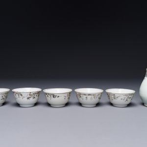 Cinq tasses et une verseuse en porcelaine de Chine en grisaille, Qianlong — photo 3