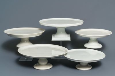 Cinq tazzas en porcelaine blanche monochrome, France, 19ème